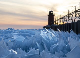 Замерзле озеро Мічиган тепер тане і розпадається на мільйони скалок