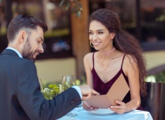 Чому варто проводити перше побачення з чоловіком в ресторані