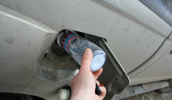 Ллємо ацетон в бензобак: трюк хитрих водіїв