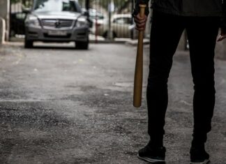 Гопники за викликом: у Новосибірську зявилася група, яка пропонує бити машини на замовлення