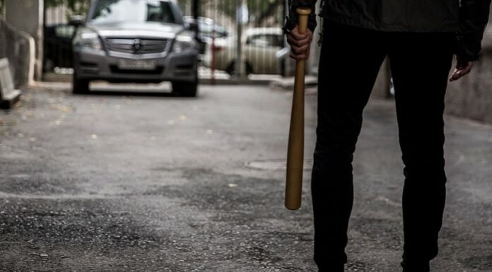 Гопники за викликом: у Новосибірську зявилася група, яка пропонує бити машини на замовлення