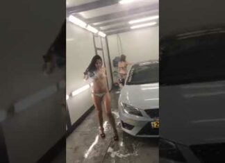 Граціозні дівчата на автомийці