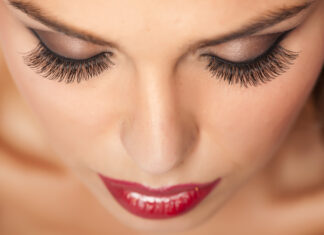 Як робити корекцію нарощених вій: особливості процедури, періодичність