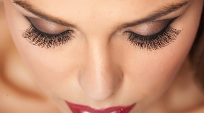 Як робити корекцію нарощених вій: особливості процедури, періодичність