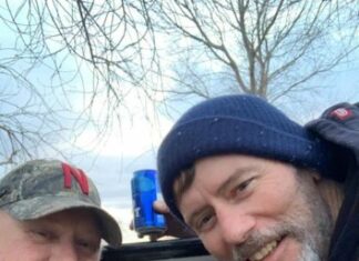 В кінці важкого робочого дня мужики знайшли в полі холодильник з пивом