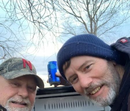 В кінці важкого робочого дня мужики знайшли в полі холодильник з пивом