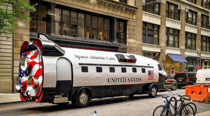 Пересувні закусочні, слідом яким обертається вся вулиця