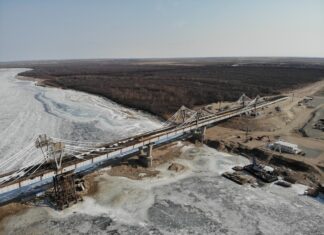 Будівництво автомобільного мосту через Амур