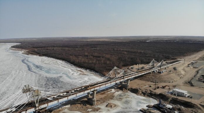 Будівництво автомобільного мосту через Амур