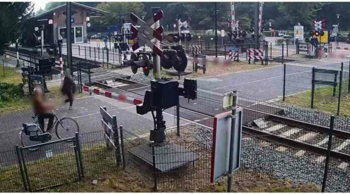 Заметавшаяся на залізничному переїзді жінка мало не потрапила під поїзд