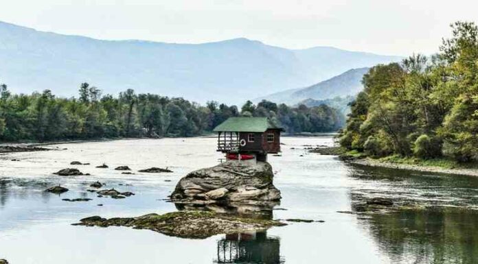 130-метрова скеля і безлюдний острів: 5 дивних місць, де люди побудували будинки
