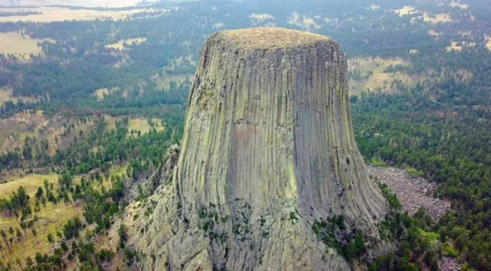 “вежа диявола” або»будинок ведмедя”: 3 неймовірні легенди дивовижної скелі
