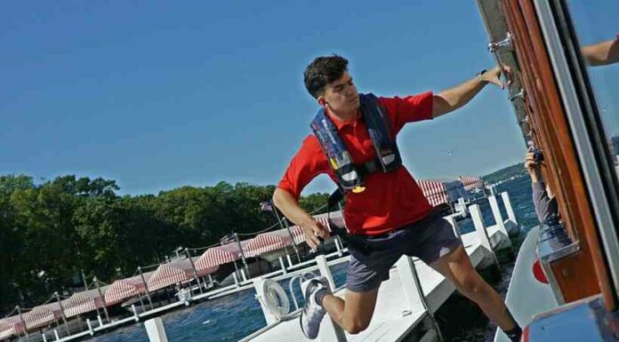 Стрибаючі листоноші: найдивніша професія в поштовій службі