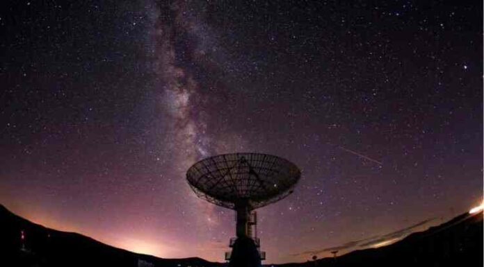 З центру чумацького шляху виходить дивний, повторюваний сигнал