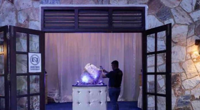 Влада шрі-ланки показала сапфір-рекордсмен