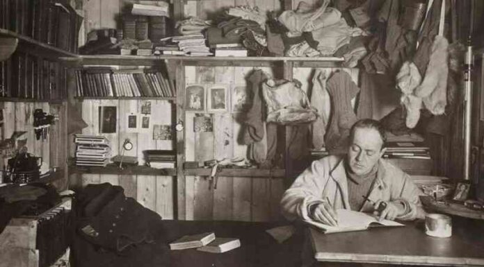 13 фото знайденої в антарктиді хатини, що простояла недоторканою кілька десятків років