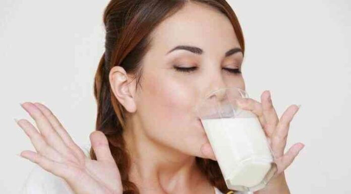 Чому стакан теплого молока на ніч допомагає заснути