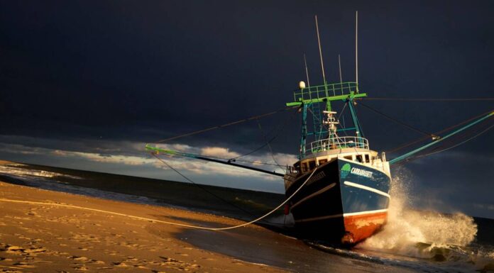 Фото дня: корабель, що сів на мілину