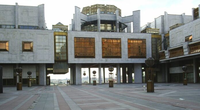 Ран присудила медаль і премії відзначився вченим