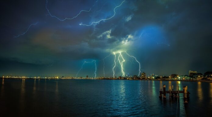 Тяжелый воздух, грозовые тучи: Загрязнение взрывает летние бури