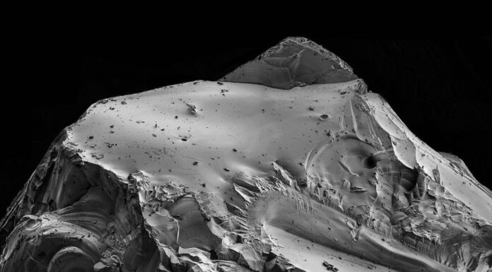 Місячні камені, збільшені: зразки Аполлона-16 сяють у новій книзі «Нанокосмос» (ексклюзив)