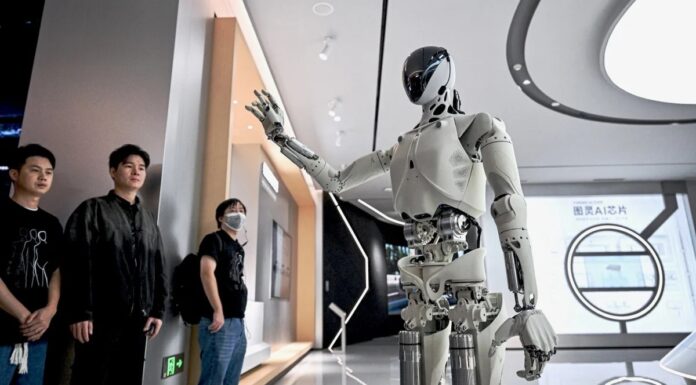 Чому роботи досі не можуть прасувати одяг: вічна проблема парадоксу Моравека