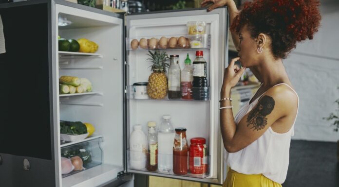 Токсиколог пояснює, коли безпечно відрізати запліснявілі продукти, а коли їх краще викинути.