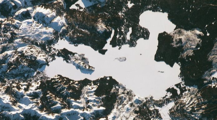 Озеро Єллоустоун: замерзла поверхня приховує найгарячіші води Землі