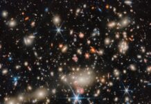 Телескоп Webb виявляє спотворені галактики у величезному скупченні