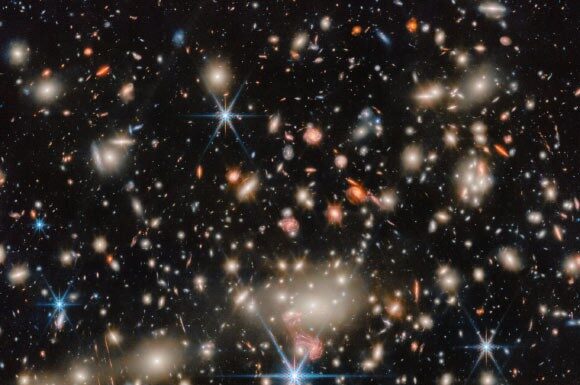 Телескоп Webb виявляє спотворені галактики у величезному скупченні