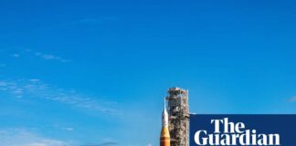 Місячна ракета НАСА була доставлена на стартовий майданчик для першого пілотованого обльоту Місяця за десятиліття