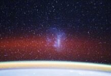 Екіпаж МКС знімає приголомшливе світіння атмосфери та карликову галактику з орбіти