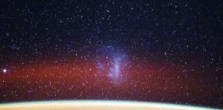 Екіпаж МКС знімає приголомшливе світіння атмосфери та карликову галактику з орбіти