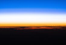 Astronauts дивляться 16 заходів сонця щодня з космосу: вид на вигнуту Землю