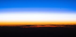 Astronauts дивляться 16 заходів сонця щодня з космосу: вид на вигнуту Землю