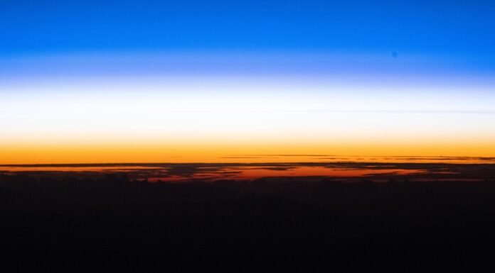 Astronauts дивляться 16 заходів сонця щодня з космосу: вид на вигнуту Землю