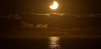 Vzácný „Ohnivý kruh“: Zatmění Slunce nad Antarktidou Tento týden